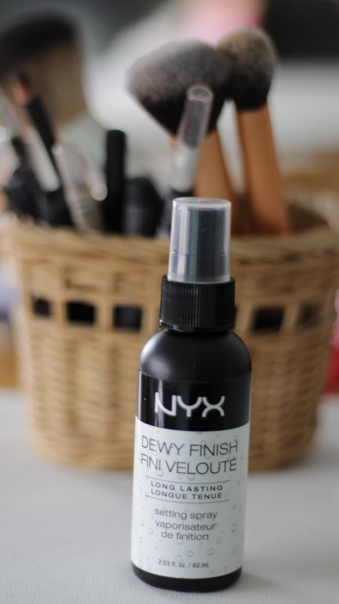 NYX dewy finish espray fijador de maquillaje