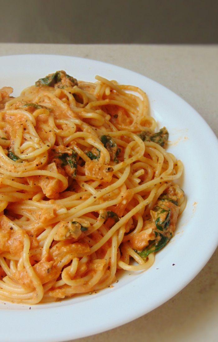 pasta con salsa de tomate y espinacas | espaguetis con espinacas y tomate