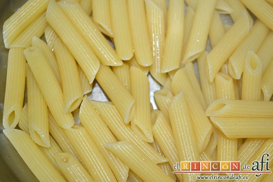 Penne con calabacines, limón y bacon, escurrir la pasta cuando esté al dente