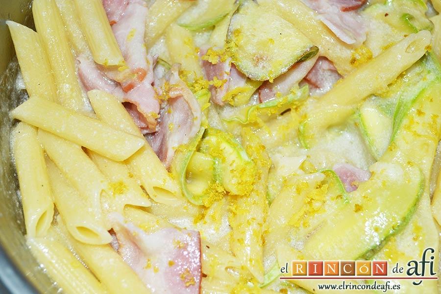 Penne con calabacines, limón y bacon, mezclar con el sofrito y añadir la ralladura de limón