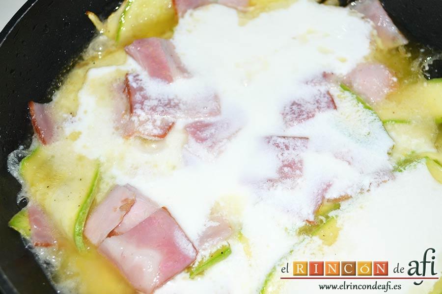 Penne con calabacines, limón y bacon, añadir la nata (crema de leche) agria