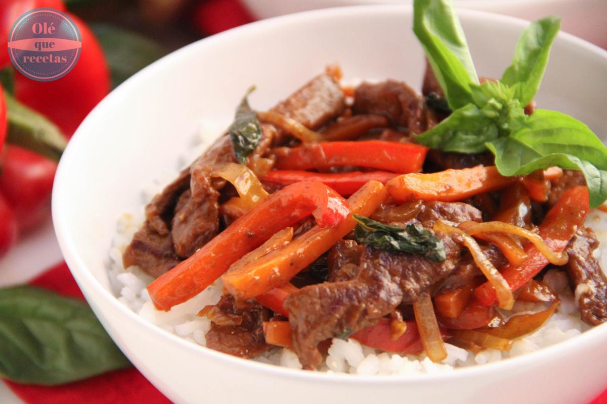 Ternera con verduras y albahaca al estilo oriental