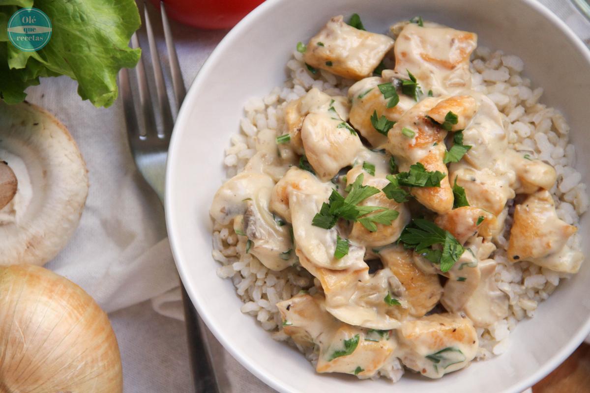 Pechuga de pollo en salsa de nata (crema de leche)