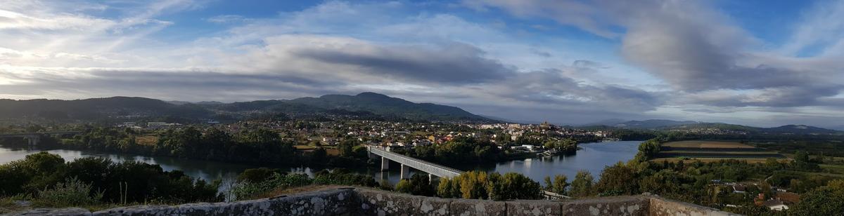 Vista del Puente Internacional y de Tui, a orillas del Miño, desde la Fortaleza (Valença do Minho).