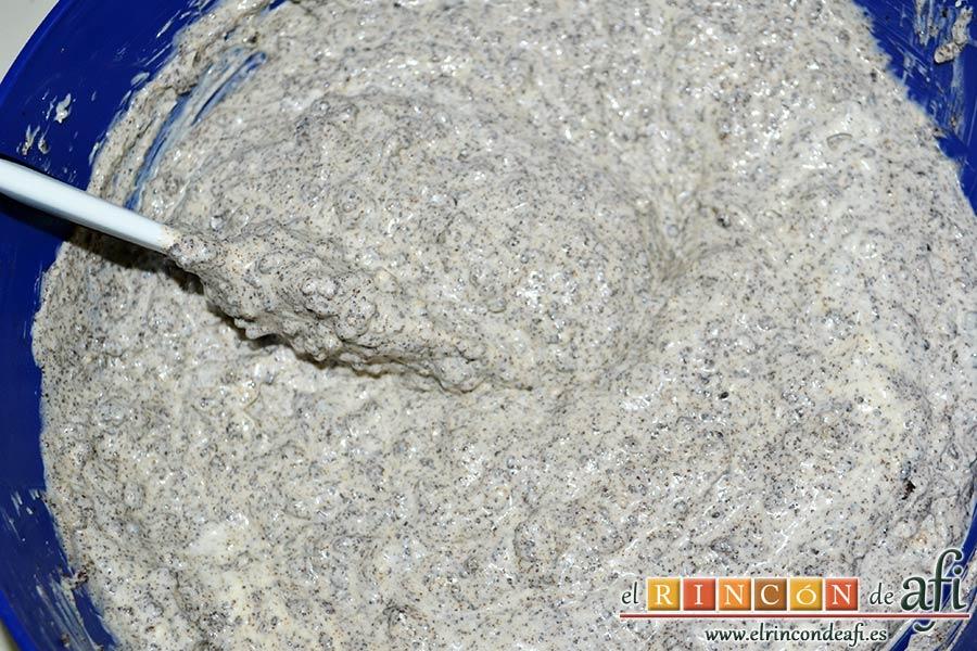 Mus de galletas Oreo, mezclar con ayuda de una lengua