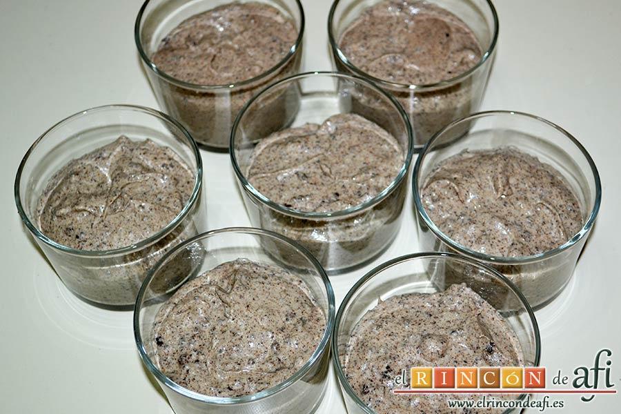 Mus de galletas Oreo, poner la mezcla en los recipientes donde vayamos a servir la mus