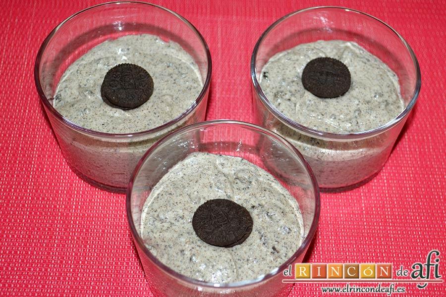 Mus de galletas Oreo, decorar con minioreos, tapar con film y refrigerar hasta la hora de servir