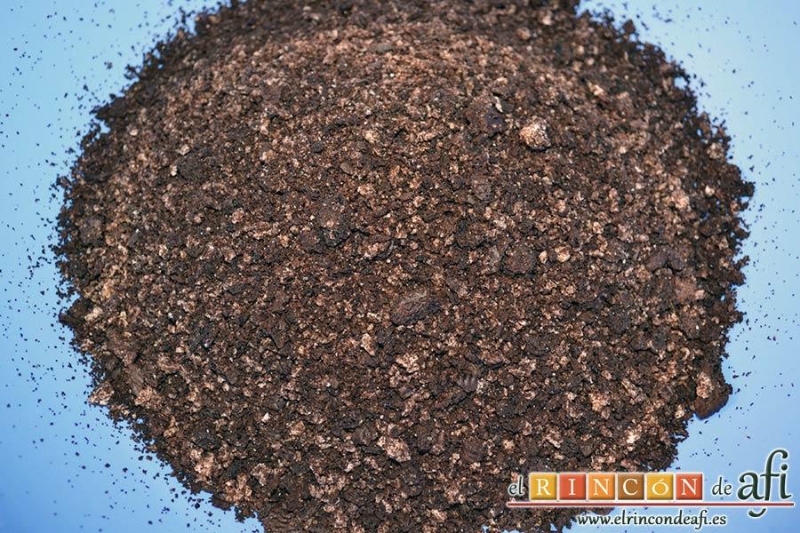 Mus de galletas Oreo, las trituramos hasta dejarlas en trozos pequeños