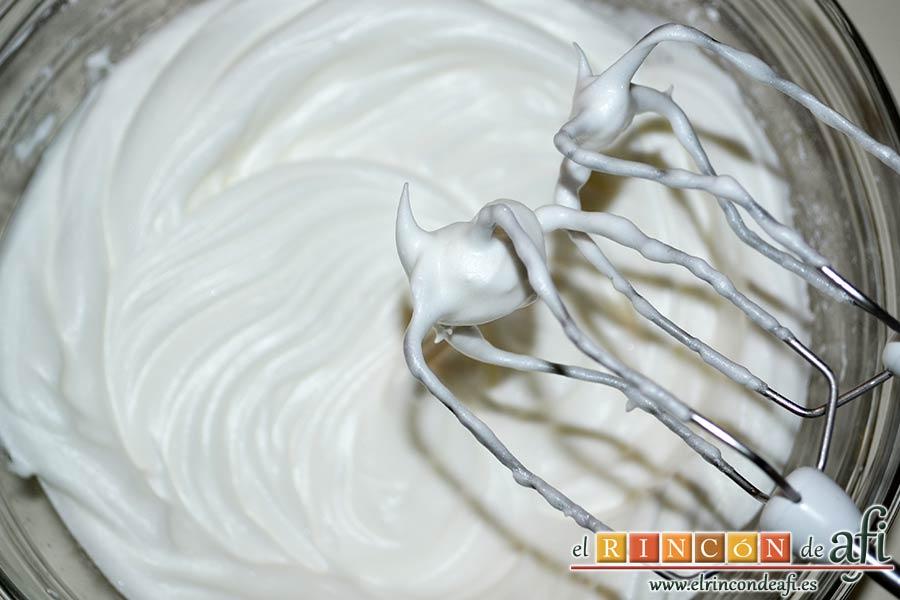 Mus de galletas Oreo, montar las claras a punto de nieve