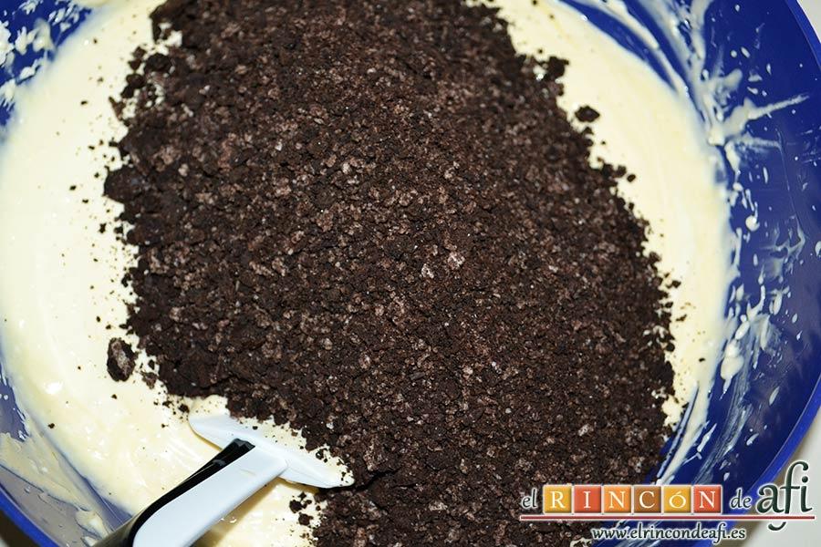 Mus de galletas Oreo, añadir las galletas troceadas