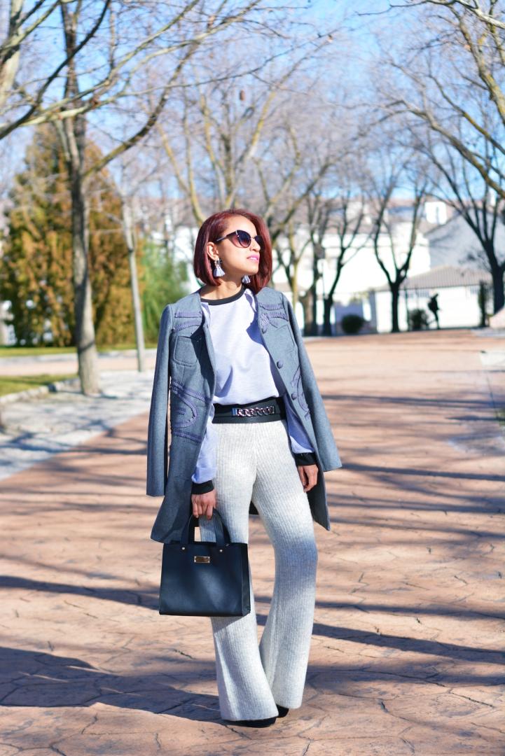 Outfit con sudadera gris