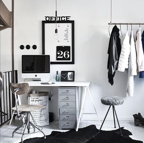 Integrar una zona de trabajo en un dormitorio en blanco y negro