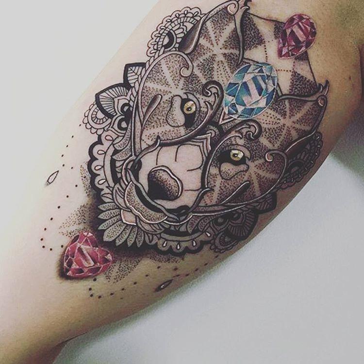 Tatuajes, Tatuadores y amantes de los tatuajes Tatuajes con gemas Armas y objetos