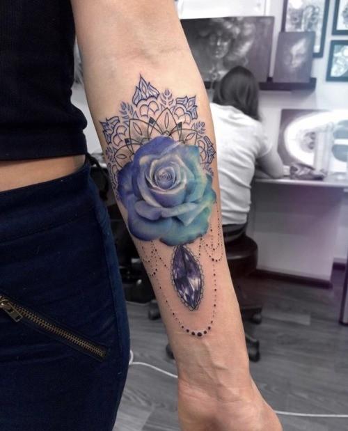 Tatuajes, Tatuadores y amantes de los tatuajes Tatuajes con gemas Armas y objetos