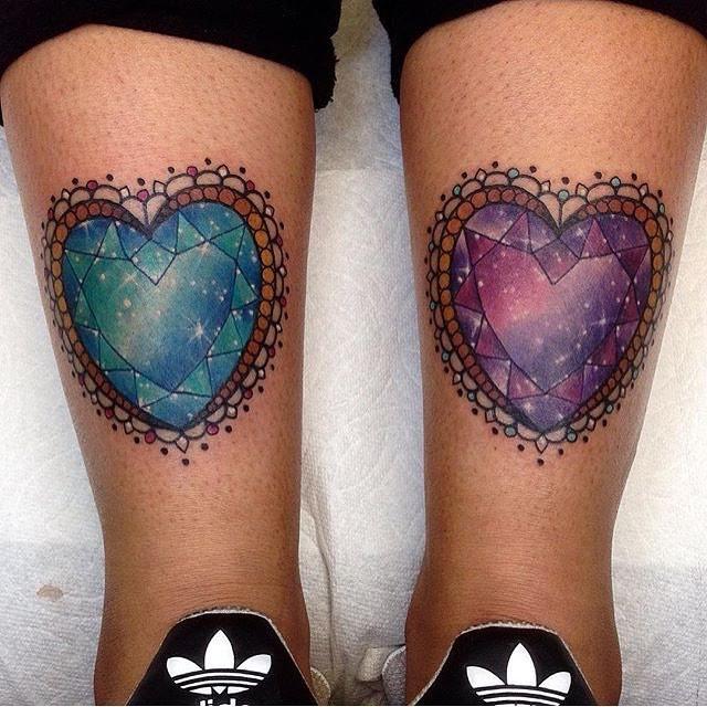 Tatuajes, Tatuadores y amantes de los tatuajes Tatuajes con gemas Armas y objetos