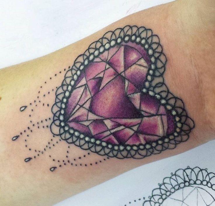 Tatuajes, Tatuadores y amantes de los tatuajes Tatuajes con gemas Armas y objetos