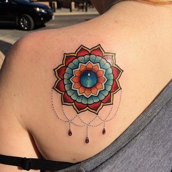 Tatuajes, Tatuadores y amantes de los tatuajes Tatuajes con gemas Armas y objetos