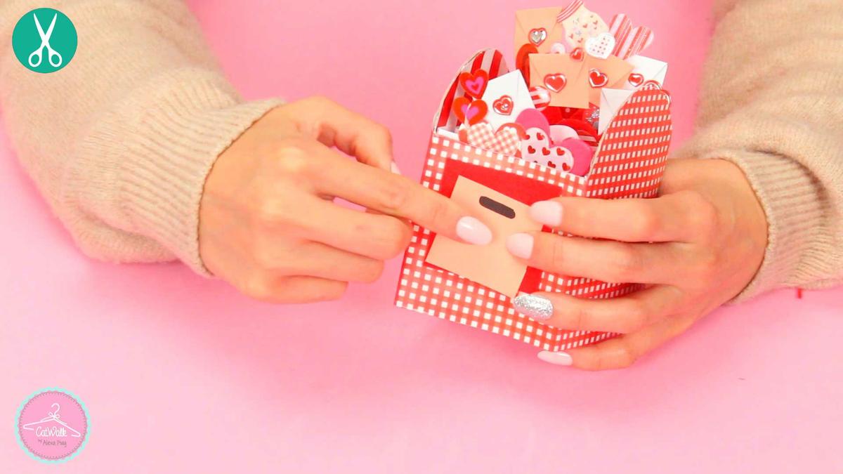 Decoración final buzón caja explosiva