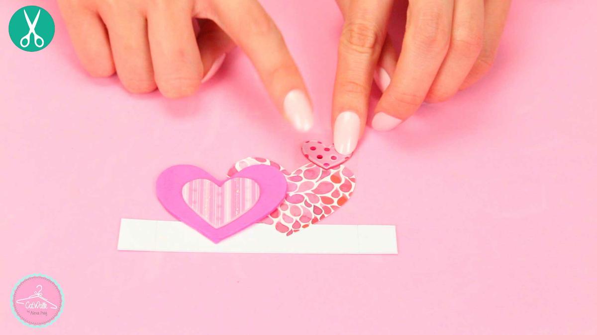 Decoración para caja explosiva con corazones