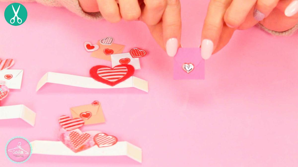 Sobres de papel para decorar una caja explosiva