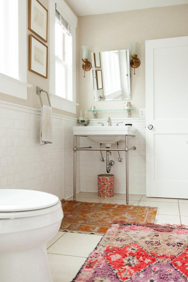 Cuarto de baño cálido y acogedor