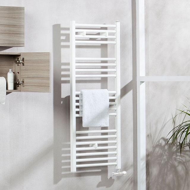 Cuarto de baño cálido y acogedor