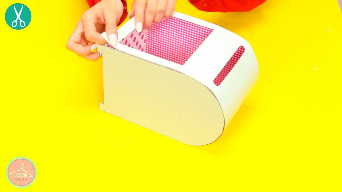 Forado del buzón de cartón con papel decorado