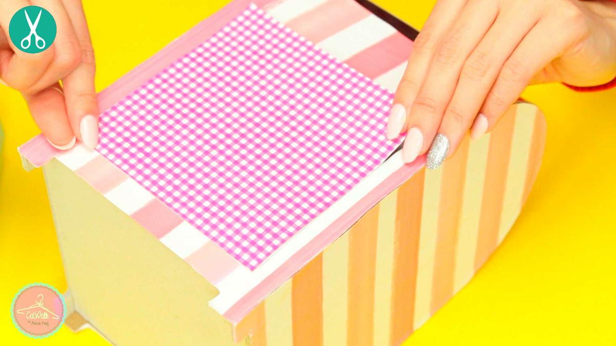 Colocación de una puerta para buzón de cartón