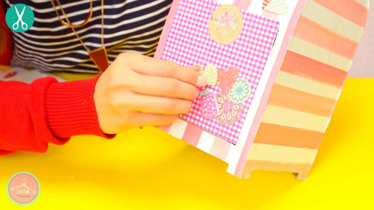 Decoración del buzón usando adhesivos y foamis de corazón