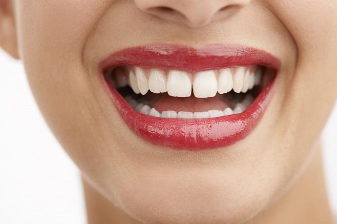 centro-dental-innova-clinica-dental-aviles-dientes-separados-diastema-causas