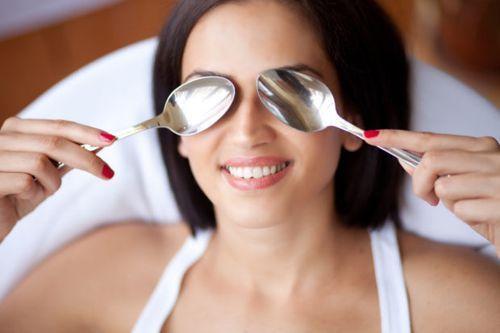 Cucharas frias para bolsas en los ojos y ojeras