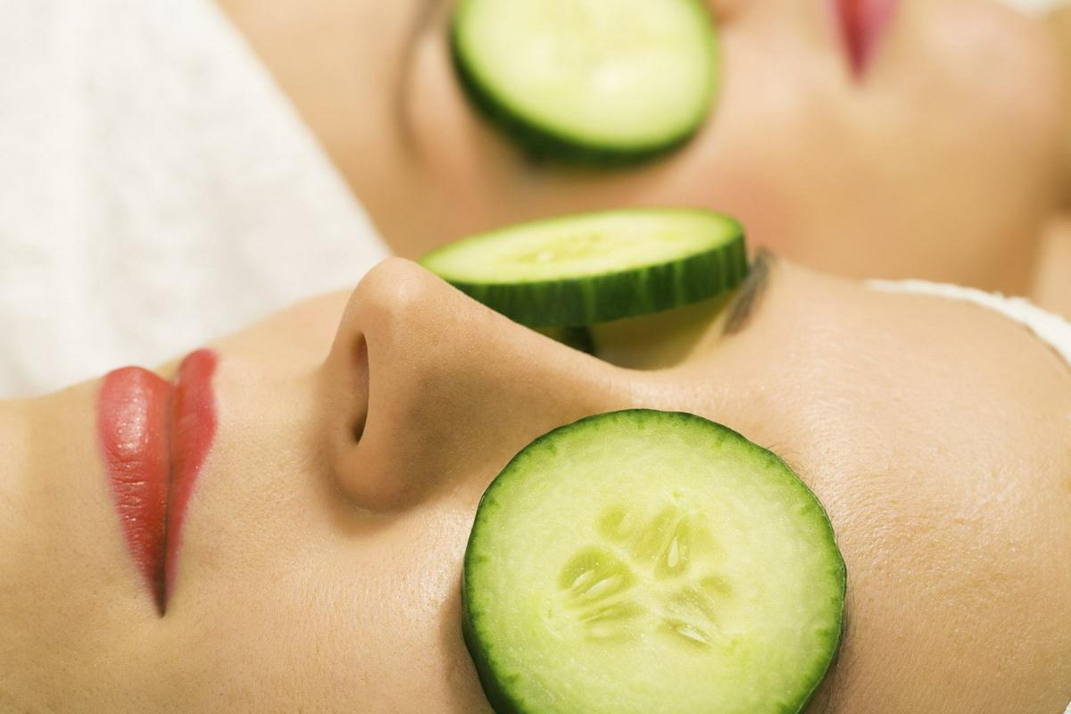 Rodajas de pepinos para bolsas en los ojos y ojeras