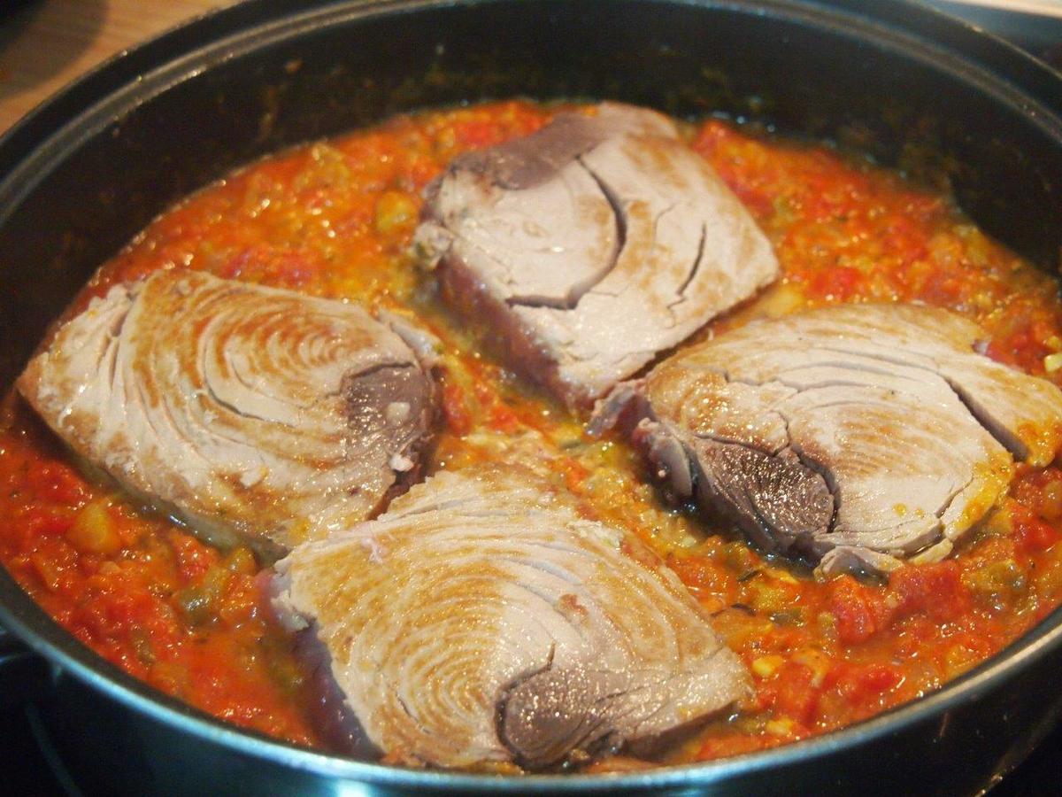 Sartén de Taco de atún con tomate sobre trigo tierno