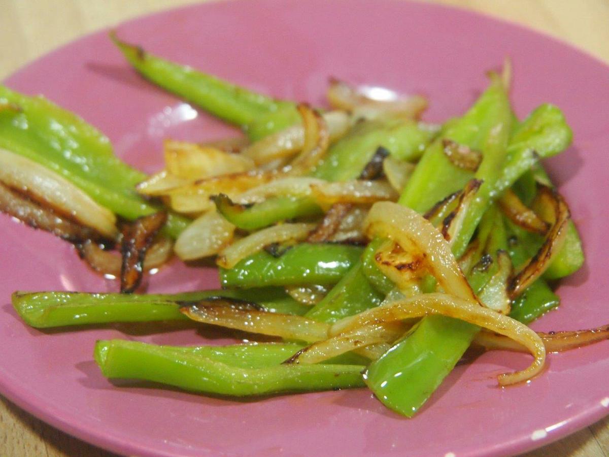 tiras de pimiento y cebolla fritas