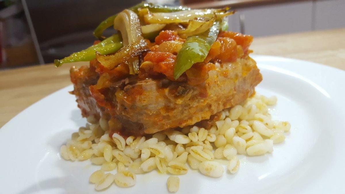 Emplatado de Taco de atún con tomate sobre trigo tierno