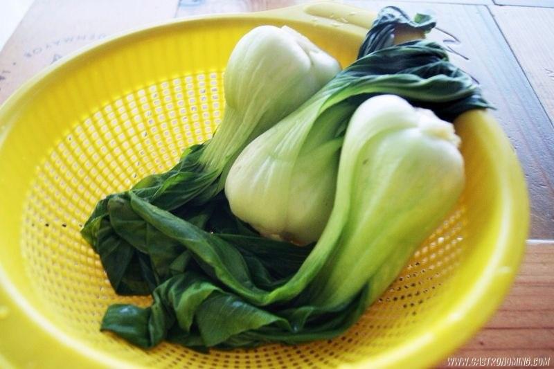 pack choi con ajo crujiente y salsa de ostras