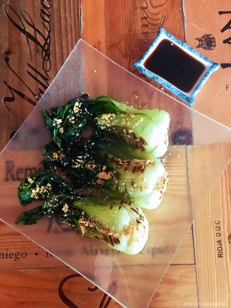 pack choi con ajo crujiente y salsa de ostras