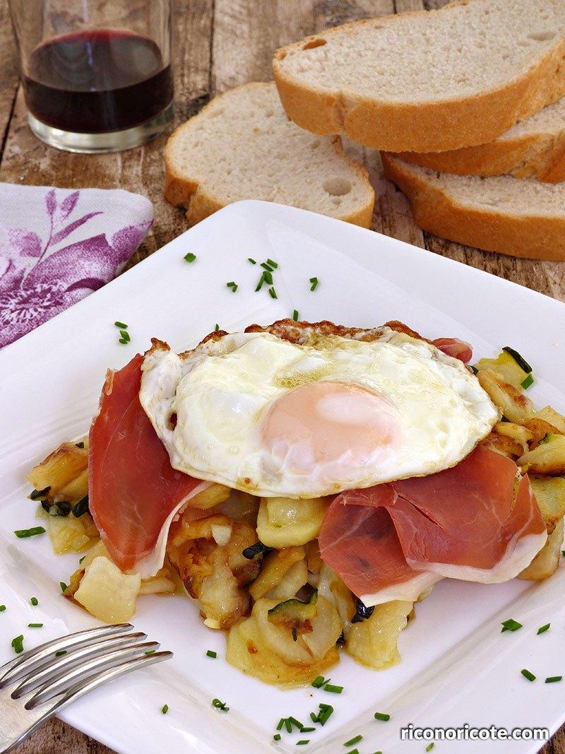 Patatas con calabacin y huevos rotos