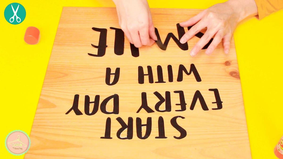 Frase inspiracional en cuadro casero