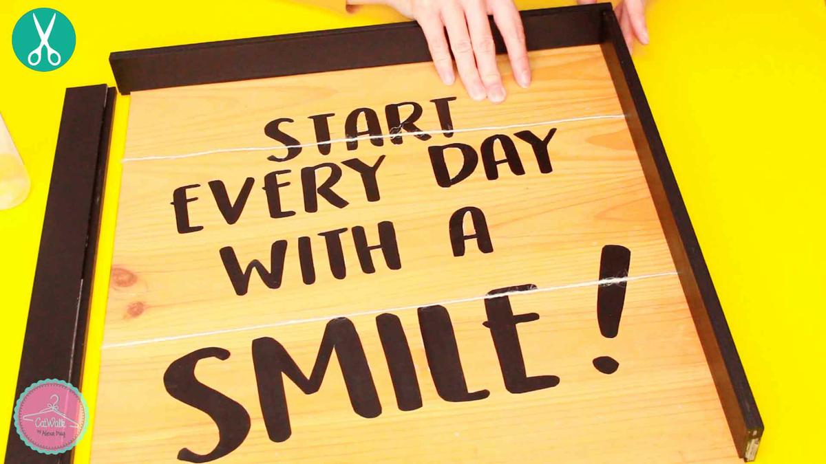 Pegado del marco sobre el cuadro decorativo, manualidades fáciles