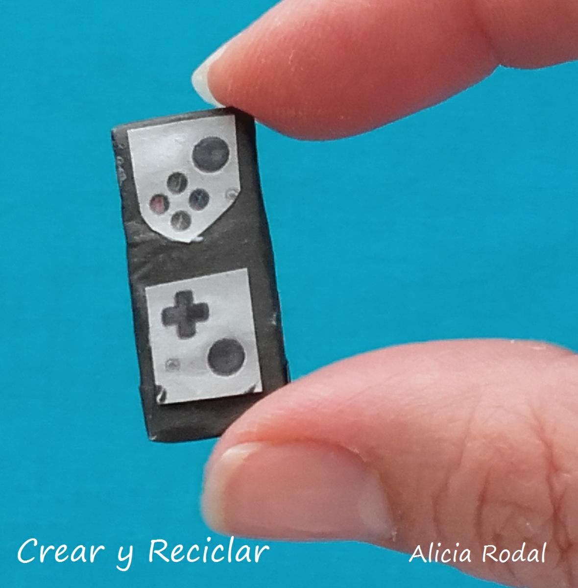 Televisor o televisión con mando o control remoto para muñecas con reciclaje DIY