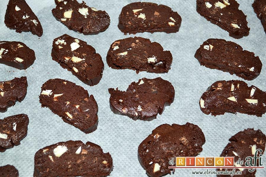 Cookies de chocolate de Ferran Adriá, sacarlo, retirar la cubierta y cortar cilindros de medio centímetro de grosor