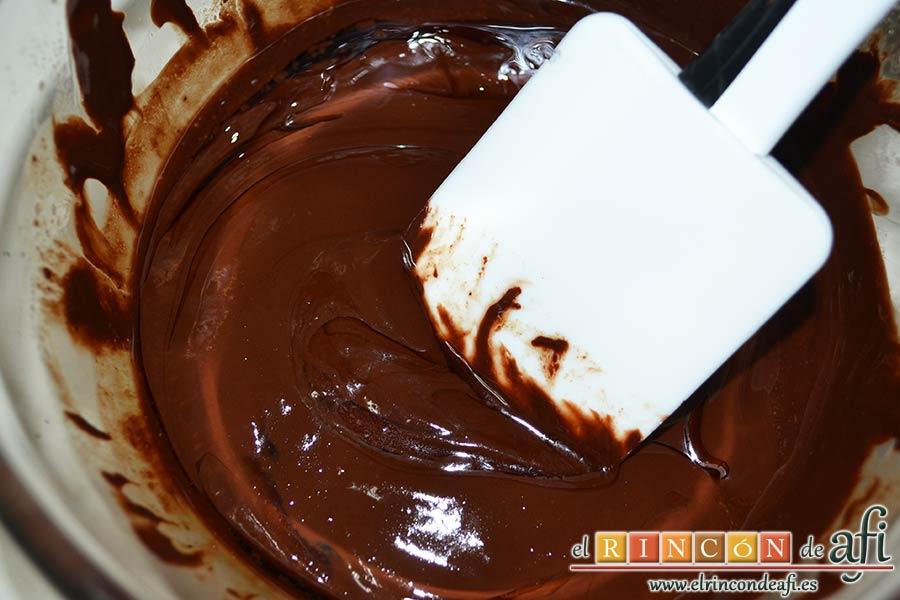 Cookies de chocolate de Ferran Adriá, fundir 120 gramos del chocolate negro con la mantequilla en microondas
