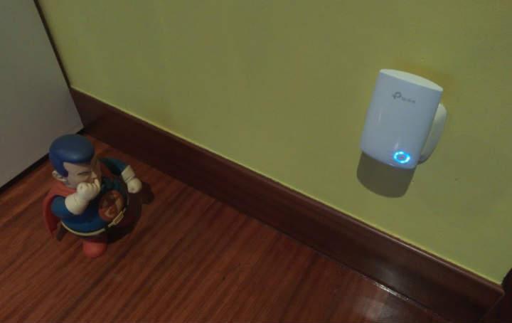 TP-Link N300 TL-WA850RE analisis review y opinión de este extensor WiFi para amplificar la señal inalámbrica y cobertura de tu router con un repetidor de 300Mbps y puerto Ethernet para enchufe especificaciones y precio