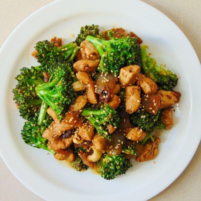Brócoli con pollo y salsa de soja