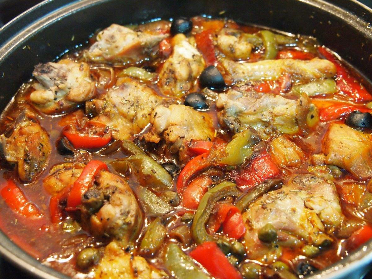 Guiso de pollo con aceitunas negras y alcaparras