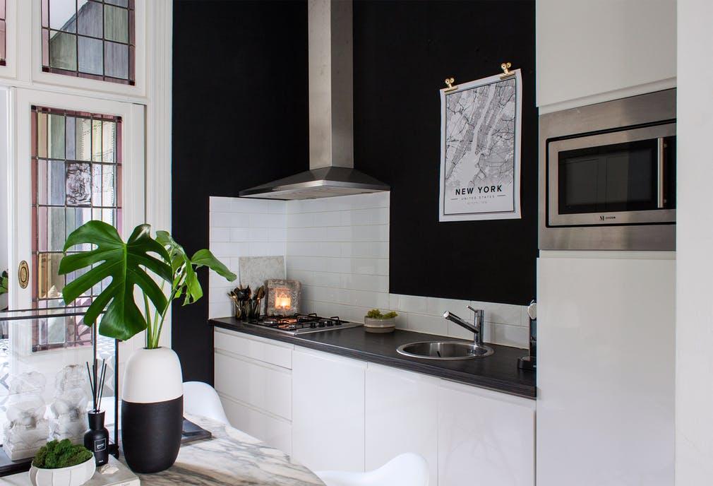 Un_hogar_Urban Chic_en_Holanda_cocina_blanca_negra-12