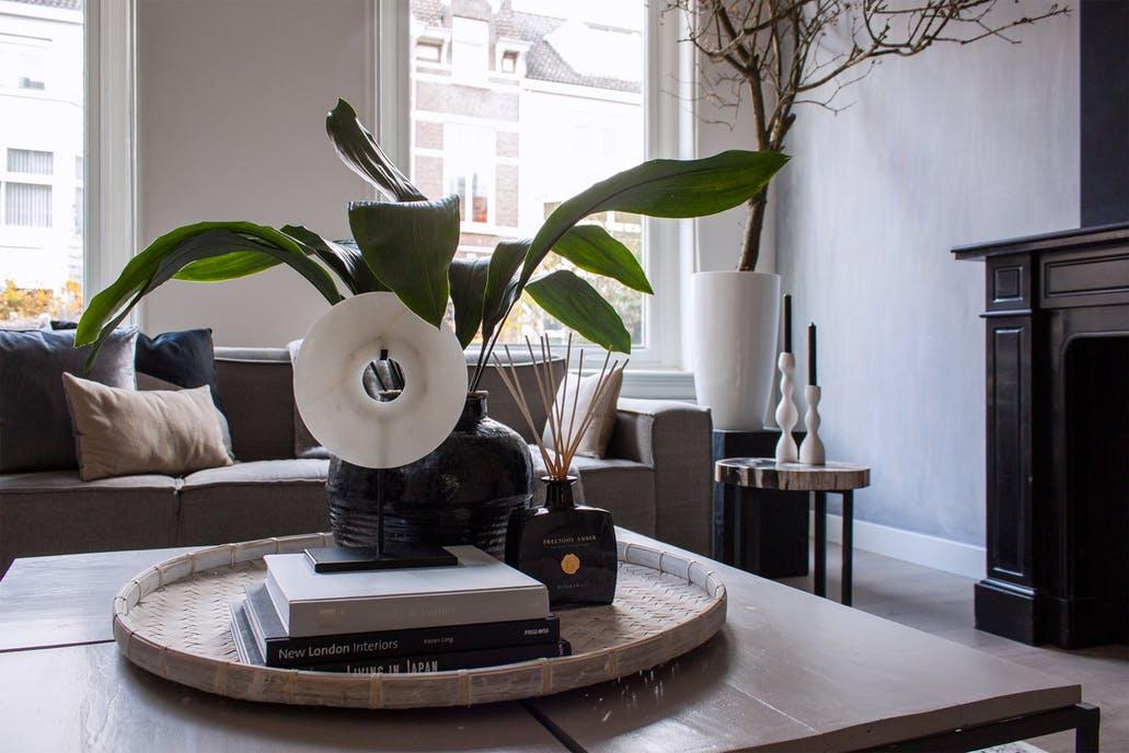 Un_hogar_Urban Chic_en_Holanda_detalle_decoración_mesa_centro-05