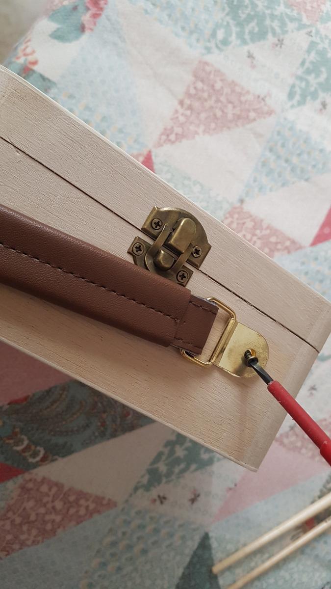 decorar madera con servilletas - decoupage quitamos los herrajes