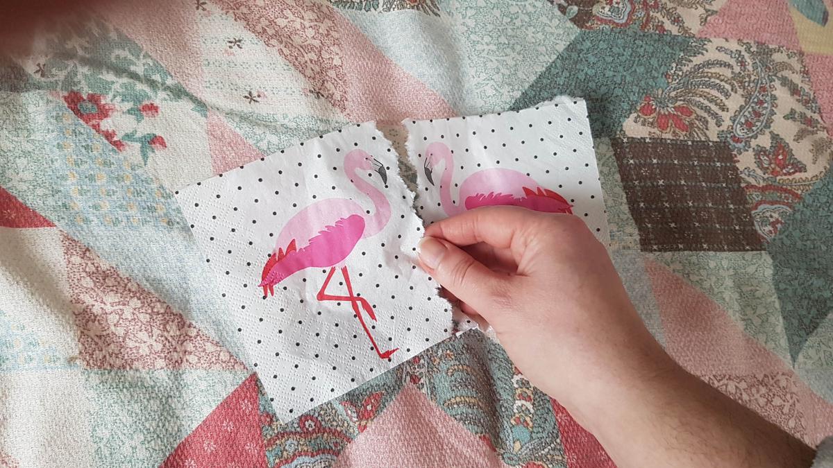 decorar madera con servilletas - decoupage cortar servilletas con la mano